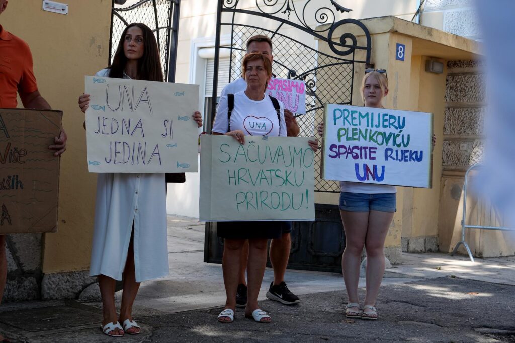 Prosvjed ispred Zadarske županije.