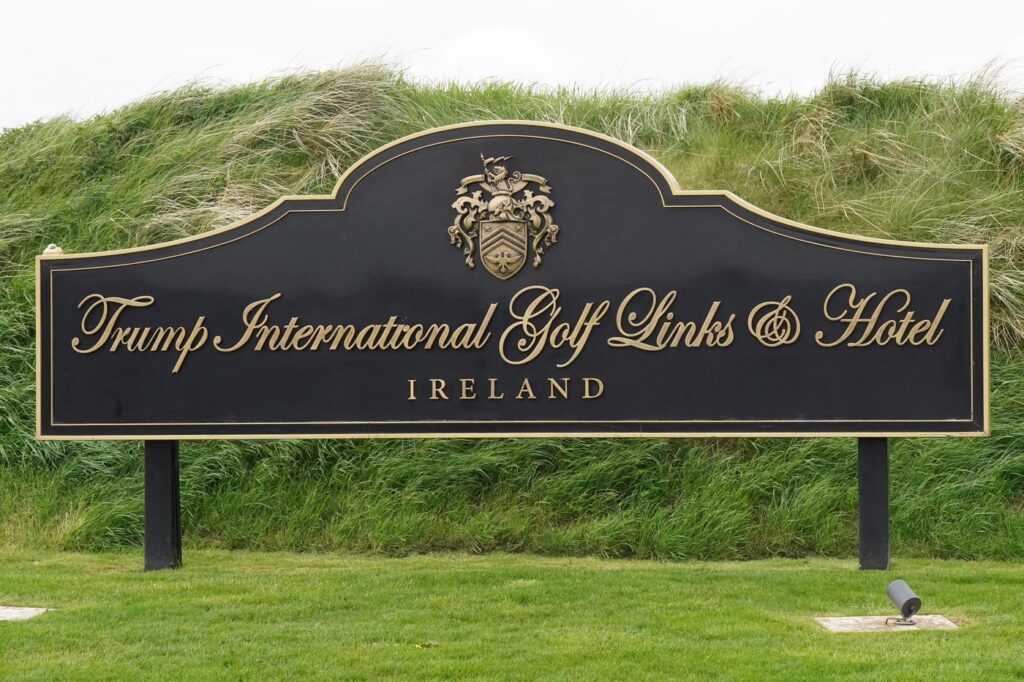 Znak za Trump International Golf Links & Hotel, Doonbeg, Irska